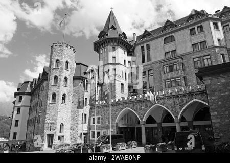 Via Serlas: St. Moritz' Luxury Brand store Shopping Meile an der Via Serlas vor der legendären Badrutt's Palace Hotel Stockfoto