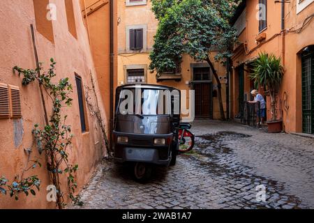 Rom, Italien - 11. August 2022 : typische Straße im historischen Zentrum Stockfoto