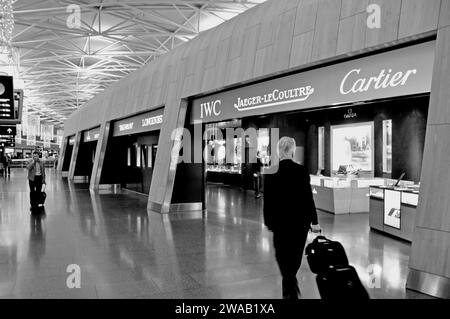 Flughafen Zürich zollfrei mit Schmuck, schweizer Uhren, schweizer Schokolade und Messern etc Stockfoto
