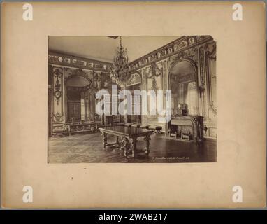 Kamer in Het Château du Petit Trianon Te Versailles, ca. 1875 - C. 1900 Fotografie Little Trianon Karton. Fotounterstützung Albumendruck Palast. Das Innere des Hauses. Kronleuchter, Kandelaber, kleiner Trianon Stockfoto