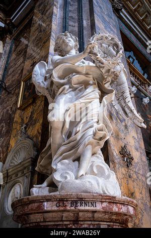 Rom, Italien - 12. August 2022: Bernini Engel in der Basilika Sant'Andrea delle Fratte Stockfoto