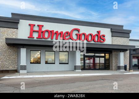 EDINA, MN, USA – 2. JANUAR 2024: Außenansicht und Markenlogo von HomeGoods. Stockfoto