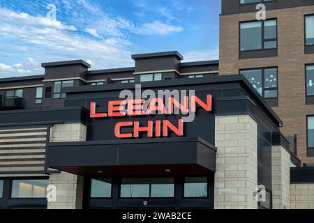 EDINA, MN, USA – 2. JANUAR 2024: Äußere und Markenlogo des chinesischen Restaurants Leeann Chin. Stockfoto