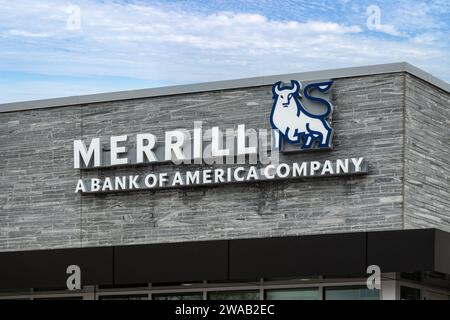 EDINA, MN, USA – 2. JANUAR 2024: Außenansicht und Markenlogo der Merrill Bank of America. Stockfoto