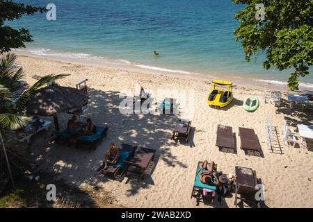 Koh Chang, Thailand. Dezember 2023 30. Touristen sahen sich am Kai Bae Beach entspannen. Die Insel Koh Chang, die drittgrößte Insel Thailands, die etwa 300 Kilometer östlich von Bangkok in der Provinz trat liegt, wurde während der COVID-19 schwer getroffen. Trotz der steigenden Zahl von Touristen in trat haben die Auswirkungen der letzten dreijährigen Pandemie viele Hotels auf der Insel mit finanziellen Problemen konfrontiert, einige wechselten den Besitzer, während viele andere Unternehmen immer noch ums Überleben kämpfen. Quelle: SOPA Images Limited/Alamy Live News Stockfoto