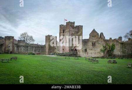 Ludlow Castle, eine Ruine mittelalterlicher Festung in der gleichnamigen Stadt in der englischen Grafschaft Shropshire, England, Großbritannien Stockfoto