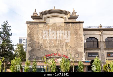 Sgraffiti-Wandbild mit kasachischen Frauen, die Teppiche in einer Almaty Kilem (ehemalige Almaty Teppichfabrik) in Almaty Kasachstan herstellen Stockfoto