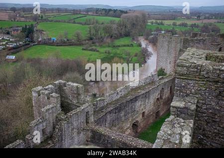 Ludlow Castle und der Fluss Teme, mittelalterliche Festung in der gleichnamigen Stadt in der englischen Grafschaft Shropshire, England, Großbritannien Stockfoto