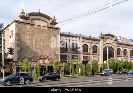 Sgraffiti-Wandbild mit kasachischen Frauen, die Teppiche in einer Almaty Kilem (ehemalige Almaty Teppichfabrik) in Almaty Kasachstan herstellen Stockfoto