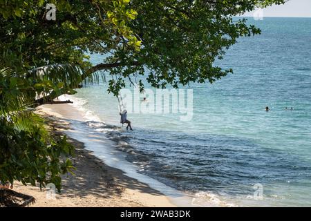 30. Dezember 2023, Koh Chang, Thailand: Ein Tourist, der auf einer Schaukel am Kai Bae Beach gesehen wird. Die Insel Koh Chang, die drittgrößte Insel Thailands, die etwa 300 Kilometer östlich von Bangkok in der Provinz trat liegt, wurde während der COVID-19 schwer getroffen. Trotz der steigenden Zahl von Touristen in trat haben die Auswirkungen der letzten dreijährigen Pandemie viele Hotels auf der Insel mit finanziellen Problemen konfrontiert, einige wechselten den Besitzer, während viele andere Unternehmen immer noch ums Überleben kämpfen. (Credit Image: © Nathalie Jamois/SOPA Images via ZUMA Press Wire) NUR REDAKTIONELLE VERWENDUNG! Nicht für kommerzielle ZWECKE! Stockfoto