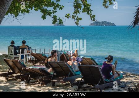 Touristen können sich am Kai Bae Beach entspannen. Die Insel Koh Chang, die drittgrößte Insel Thailands, die etwa 300 Kilometer östlich von Bangkok in der Provinz trat liegt, wurde während der COVID-19 schwer getroffen. Trotz der steigenden Zahl von Touristen in trat haben die Auswirkungen der letzten dreijährigen Pandemie viele Hotels auf der Insel mit finanziellen Problemen konfrontiert, einige wechselten den Besitzer, während viele andere Unternehmen immer noch ums Überleben kämpfen. (Foto: Nathalie Jamois / SOPA Images/SIPA USA) Stockfoto