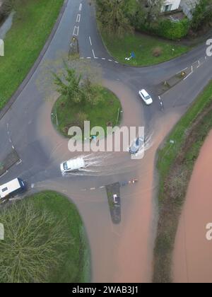 Hereford, Herefordshire, Vereinigtes Königreich – Mittwoch, 3. Januar 2024 – Wetter in Großbritannien – Drohnenansicht von überfluteten Feldern und Straßen am Stadtrand von Hereford entlang der A4103 nach Worcester. Diese Überschwemmung kommt vom Fluss Lugg, wobei die lokale Straße nach Sutton St. Nicholas an diesem Kreisverkehr aufgrund von Überschwemmungen gesperrt wurde. Foto Steven May / Alamy Live News Stockfoto