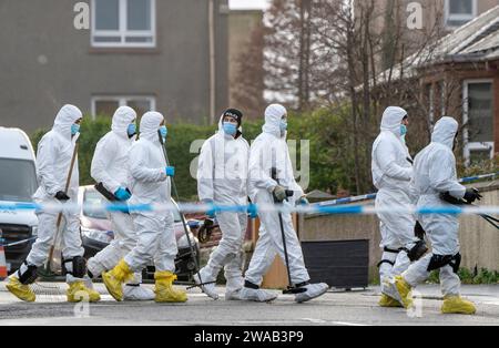 Polizeiforensische Ermittler durchsuchen das Gebiet nahe dem Tatort in Granton, Edinburgh, wo Marc Webley, 38 Jahre alt, kurz vor Mitternacht am Silvesterabend bei einer Schießerei getötet wurde. Bilddatum: Mittwoch, 3. Januar 2024. Stockfoto