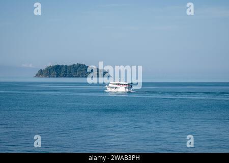 31. Dezember 2023, Koh Chang, Thailand: Ein Touristenboot, das auf der Insel Koh Chang segelt. Die Insel Koh Chang, die drittgrößte Insel Thailands, die etwa 300 Kilometer östlich von Bangkok in der Provinz trat liegt, wurde während der COVID-19 schwer getroffen. Trotz der steigenden Zahl von Touristen in trat haben die Auswirkungen der letzten dreijährigen Pandemie viele Hotels auf der Insel mit finanziellen Problemen konfrontiert, einige wechselten den Besitzer, während viele andere Unternehmen immer noch ums Überleben kämpfen. (Credit Image: © Nathalie Jamois/SOPA Images via ZUMA Press Wire) NUR REDAKTIONELLE VERWENDUNG! Nicht für kommerzielle ZWECKE! Stockfoto