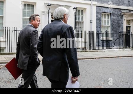 David Cameron, Außenminister und ehemaliger Premierminister, geht mit Andrew Mitchell, Entwicklungsminister, Downing Street Stockfoto