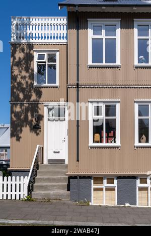 Reykjavik, Island - 10. Juli 2023: Interessantes braun-weißes Haus oder Gästehaus mit traditioneller skandinavischer Architektur Stockfoto