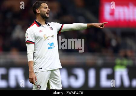 Mailand, Italien. Januar 2024. Pantelis Hatzidiakos von Cagliari Calcio gibt Gesten während des Fußballspiels Coppa Italia zwischen AC Milan und Cagliari Calcio im Stadio Giuseppe Meazza am 2. Januar 2024 in Mailand. Quelle: Marco Canoniero/Alamy Live News Stockfoto