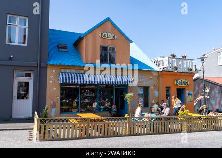 Reykjavik, Island - 10. Juli 2023: Cafe Babalu, draußen mit Terrasse im Stadtzentrum Stockfoto