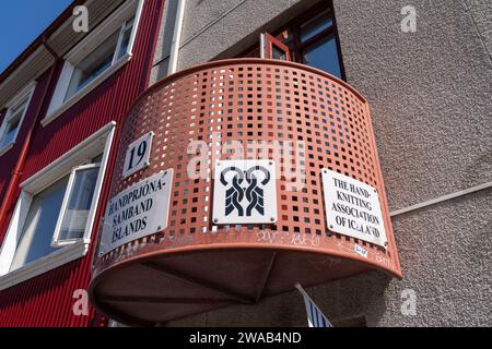 Reykjavik, Island - 10. Juli 2023: Unterschrift für den berühmten Hand Knitting Association of Iceland, der Wollstrickartikel verkauft Stockfoto