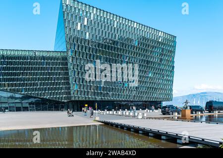 Reykjavik, Island - 10. Juli 2023: Harpa Concert Hall, Reykjavik, Island. An einem sonnigen Tag Stockfoto