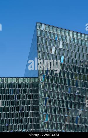 Reykjavik, Island - 10. Juli 2023: Harpa Concert Hall, Reykjavik, Island. An einem sonnigen Tag Stockfoto