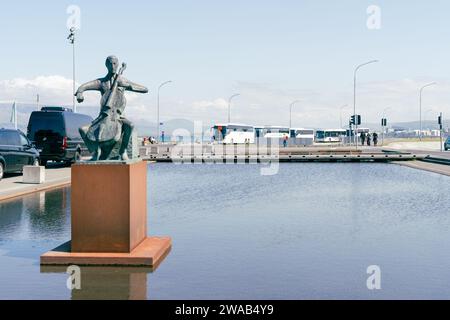 Reykjavik, Island – 10. Juli 2023: Statue eines Mannes, der eine Geige spielt, vor dem Harpa Concert Hall Stockfoto