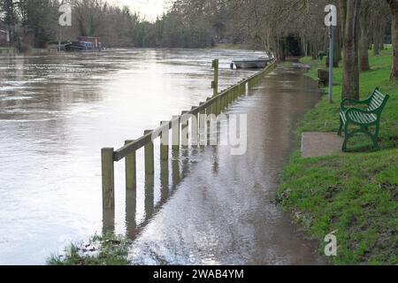 Old Windsor, Berkshire, Großbritannien. Januar 2024. Überschwemmungen auf dem Themsepfad von der Themse in Old Windsor, Berkshire. Nach Starkregen in jüngster Zeit gibt es einen Hochwasseralarm an der Themse von Datchet bis Shepperton Green, einschließlich Old Windsor, Wraysbury, Horton, Staines, Egham, Laleham und Chertsey einige der Themsen. Quelle: Maureen McLean/Alamy Live News Stockfoto