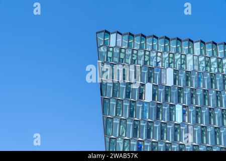 Reykjavik, Island - 10. Juli 2023: Harpa Concert Hall, Reykjavik, Island. An einem sonnigen Tag Stockfoto