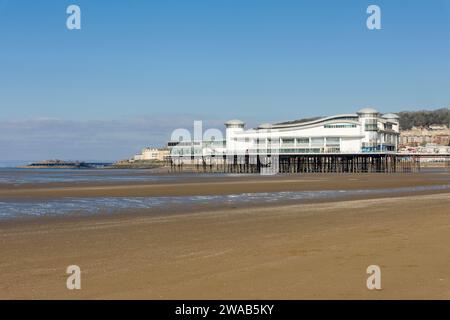 Der Grand Pier vom Strand in der Küstenstadt Weston-super-Mare mit Birnbeck Pier Beyond, North Somerset, England. Stockfoto