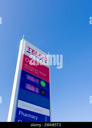 Benzin- und Dieselpreise auf einem Schild in einem Tesco-Supermarkt in Weston-super-Mare, North Somerset, England. Stockfoto