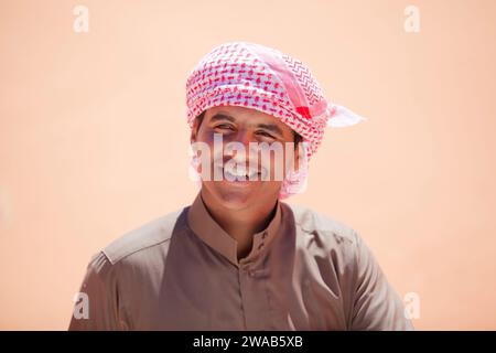 Ein ortskundiger Reiseleiter der Wüste Wadi Rum mit einem traditionellen „Keffiyeh“ (oder Keffiah) arabischen Kopfschmuck Turban, Jordanien, Naher Osten. Stockfoto