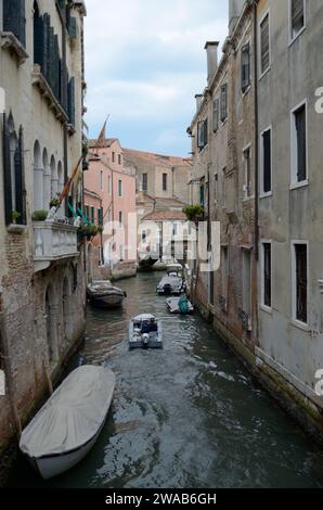 Blick auf die Chiesa Parrocchiale di San Martino di Castello und den Rio dell' Arco von Ponte de la Grana, Castello, Venedig, Venetien, Italien, Europa Stockfoto
