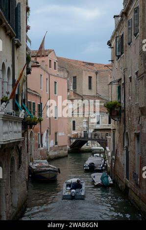 Blick auf die Chiesa Parrocchiale di San Martino di Castello und den Rio dell' Arco von Ponte de la Grana, Castello, Venedig, Venetien, Italien, Europa Stockfoto