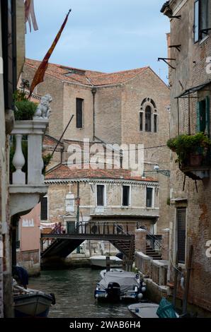 Blick auf die Chiesa Parrocchiale di San Martino di Castello und den Rio dell' Arco von Ponte de la Grana, Castello, Venedig, Venetien, Italien, Europa Stockfoto