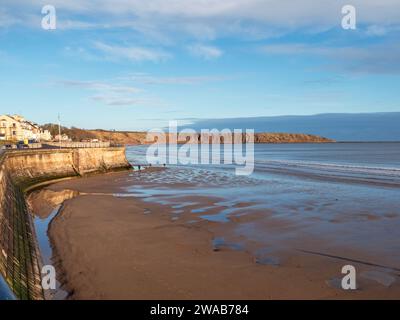 Blick über Filey Beach nach Filey Brigg, North Yorkshire, England Stockfoto