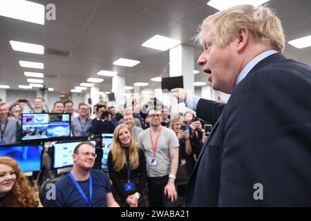 Image ©Lizenzierung an i-Images Picture Agency. 13/12/2019. London, Vereinigtes Königreich. Boris Johnson Wahlabend. Der britische Premierminister Boris Johnson kommt zurück in die CCHQ, da die Wahlergebnisse bei den Parlamentswahlen 2019 vorliegen. Bild von Andrew Parsons / i-Images Stockfoto