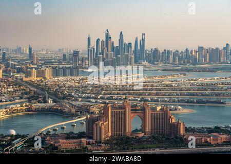 Blick aus der Vogelperspektive über die Palmeninsel Dubai, Dubai Marina. Atlantis Resort im Vordergrund und die Hauptstraße zwischen der Palme und dem Festland. Stockfoto