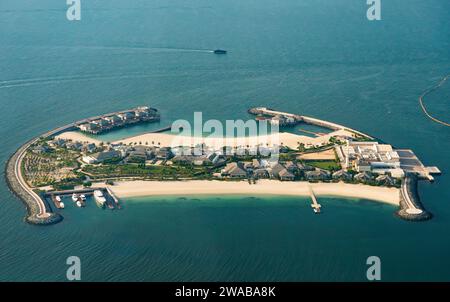 Die private Insel Scheich Mohammed bin Rashid Al Maktoum, nahe der Küste von Dubai, von oben gesehen, luxuriöse Residenz, private Segelboote und Strand Stockfoto