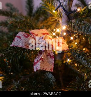 Nahaufnahme eines Ornaments oder einer Kugel, die an einem weihnachtsbaum hängt. Stockfoto