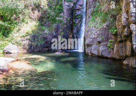 Malerischer Pincaes Wasserfall mit einem natürlichen smaragdgrünen Pool in einer ruhigen Waldgegend, Peneda Geres Nationalpark, Nord-Portugal Stockfoto