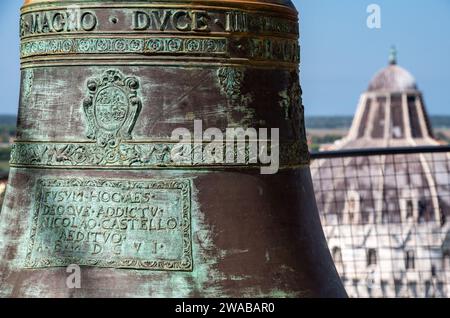 Kirchenglocken am berühmten Schiefen Turm von Pisa, Italien Stockfoto