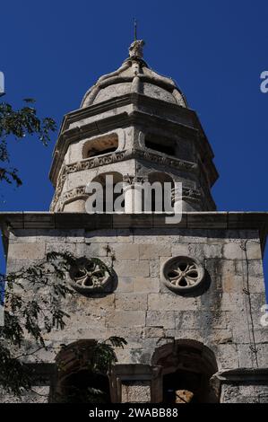Glockenturm, vermutlich in den 1500er Jahren erbaut, des Dominikanerklosters St. Nikolaus in Korčula, Komitat Dubrovnik-Neretva, Kroatien. Stockfoto