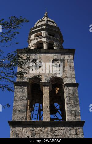 Campanile, vermutlich in den 1500er Jahren erbaut, des Dominikanerklosters St. Nikolaus in Korčula, Komitat Dubrovnik-Neretva, Kroatien. Stockfoto