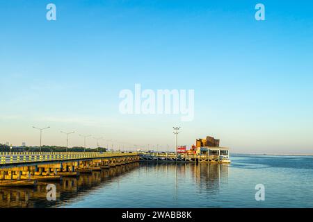 Wunderschöne Landschaft der Chonlamark Vitee Road in Chonburi, Thailand mit der Meereslandschaft am Morgen. Stockfoto