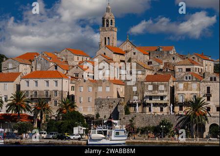 Das campanile der Markuskirche, erbaut in den 1400er Jahren, erhebt sich über roten Dächern in der Stadt Korčula im kroatischen Komitat Dubrovnik-Neretva. Stockfoto