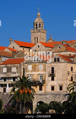 Der campanile der Markusdom erhebt sich über roten Dächern in der Stadt Korčula im kroatischen Komitat Dubrovnik-Neretva. Die Kathedrale wurde Anfang der 1400er Jahre gegründet 1426 waren ein Großteil der Kirche und die ersten beiden Geschosse des Glockenturms fertiggestellt. 1440 war das dritte Stockwerk des Glockenturms errichtet worden. Später in den 1400er Jahren wurde eine doppelte Laterne an der Spitze des Turms angebracht. Stockfoto