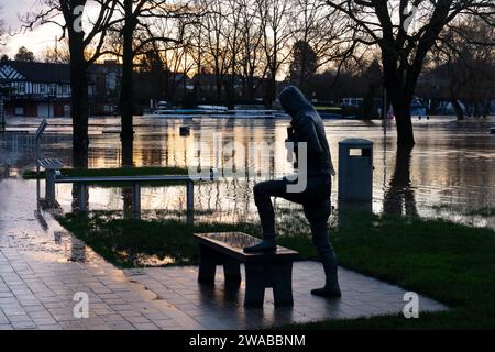 River Avon von von Bancroft Gardens während der Überschwemmungen im Januar 2024, Stratford-upon-Avon, Warwickshire, England, Großbritannien Stockfoto