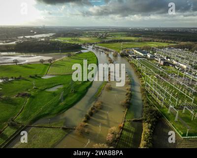 Wesel, Nordrhein-Westfalen, Deutschland - Hochwasser an der Lippe, Fluss im Ruhrgebiet, rechts Amprion Umspannanlage Niederrhein. Wesel Nordrhein-Westfalen Deutschland *** Wesel, Nordrhein-Westfalen, Deutschland Hochwasser an der Lippe, Fluss im Ruhrgebiet, rechts Umspannwerk Amprion Niederrhein Wesel Nordrhein-Westfalen Deutschland Stockfoto