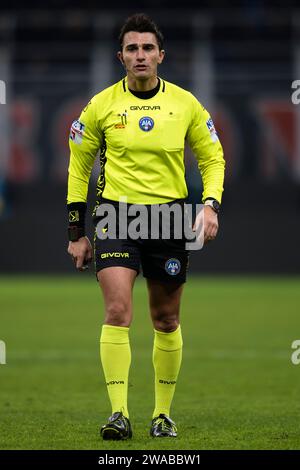 Mailand, Italien. 2. Januar 2024. Schiedsrichter Alessandro Prontera sieht sich beim Coppa Italia Fußballspiel zwischen AC Milan und Cagliari Calcio an. Quelle: Nicolò Campo/Alamy Live News Stockfoto