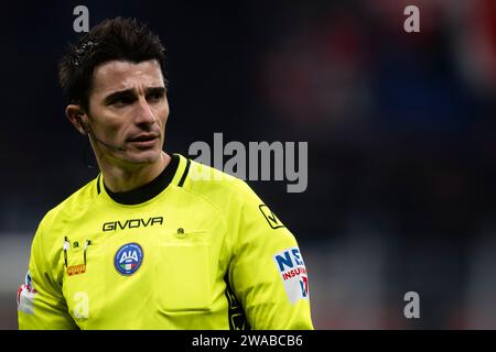 Mailand, Italien. 2. Januar 2024. Schiedsrichter Alessandro Prontera sieht sich beim Coppa Italia Fußballspiel zwischen AC Milan und Cagliari Calcio an. Quelle: Nicolò Campo/Alamy Live News Stockfoto